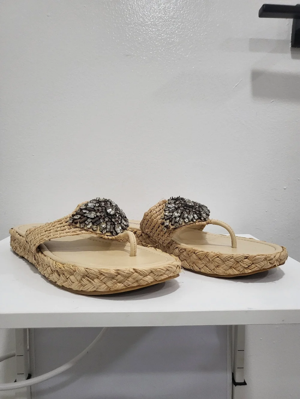 RARE Vera Wang Lavender Tan Raffia + Leather Embellished Platform Sandals - Sz 9